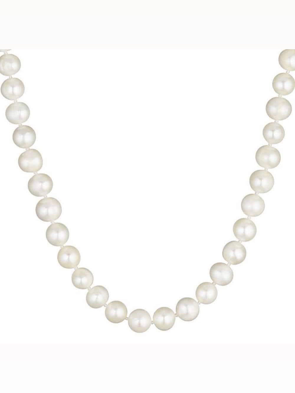 details of the beads of our white round pearls necklace vh studios